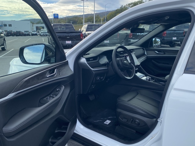 new 2025 Jeep Grand Cherokee car, priced at $43,662