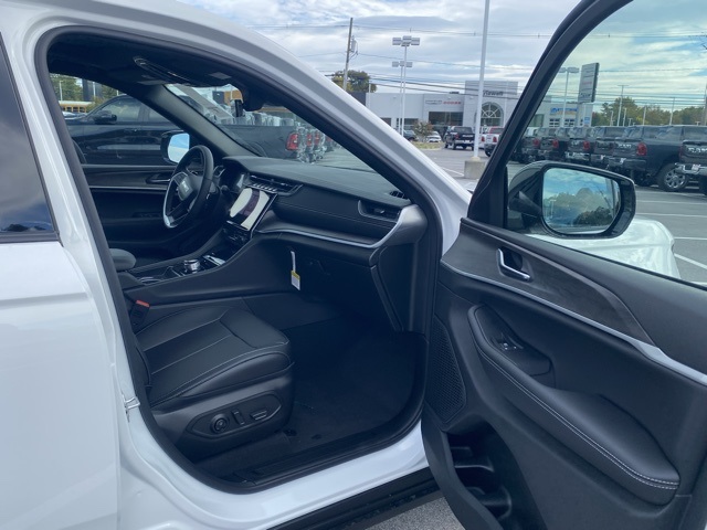 new 2025 Jeep Grand Cherokee car, priced at $43,662