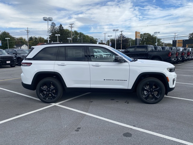 new 2025 Jeep Grand Cherokee car, priced at $43,662