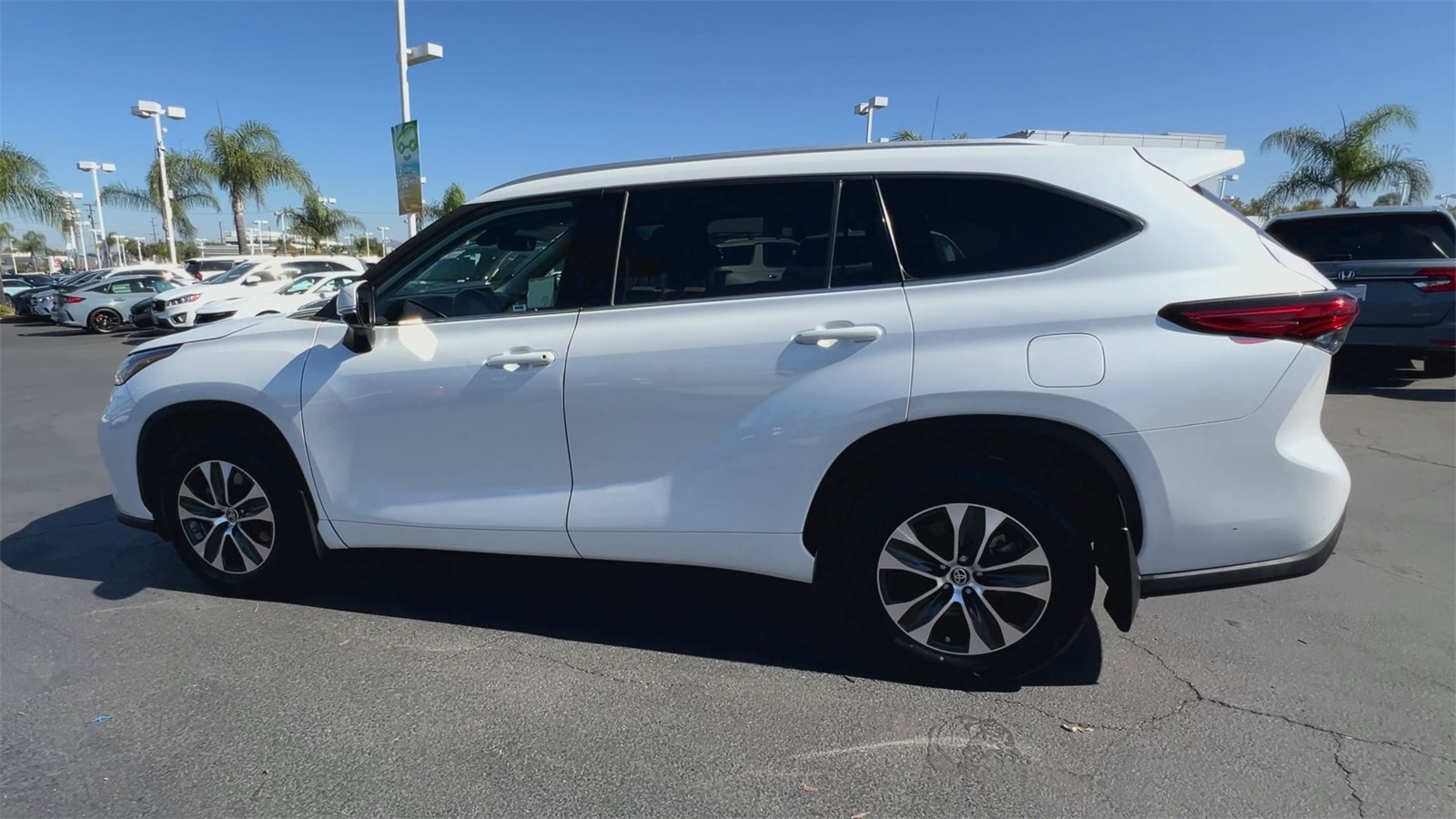 used 2022 Toyota Highlander car, priced at $30,593