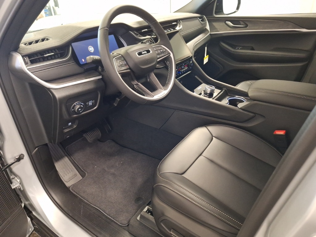 new 2025 Jeep Grand Cherokee car, priced at $50,485
