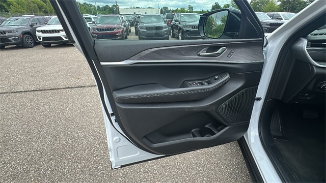 new 2025 Jeep Grand Cherokee car, priced at $44,494