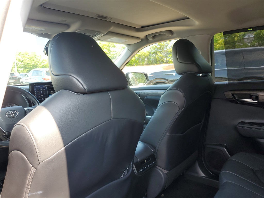 used 2020 Toyota Highlander car, priced at $31,998
