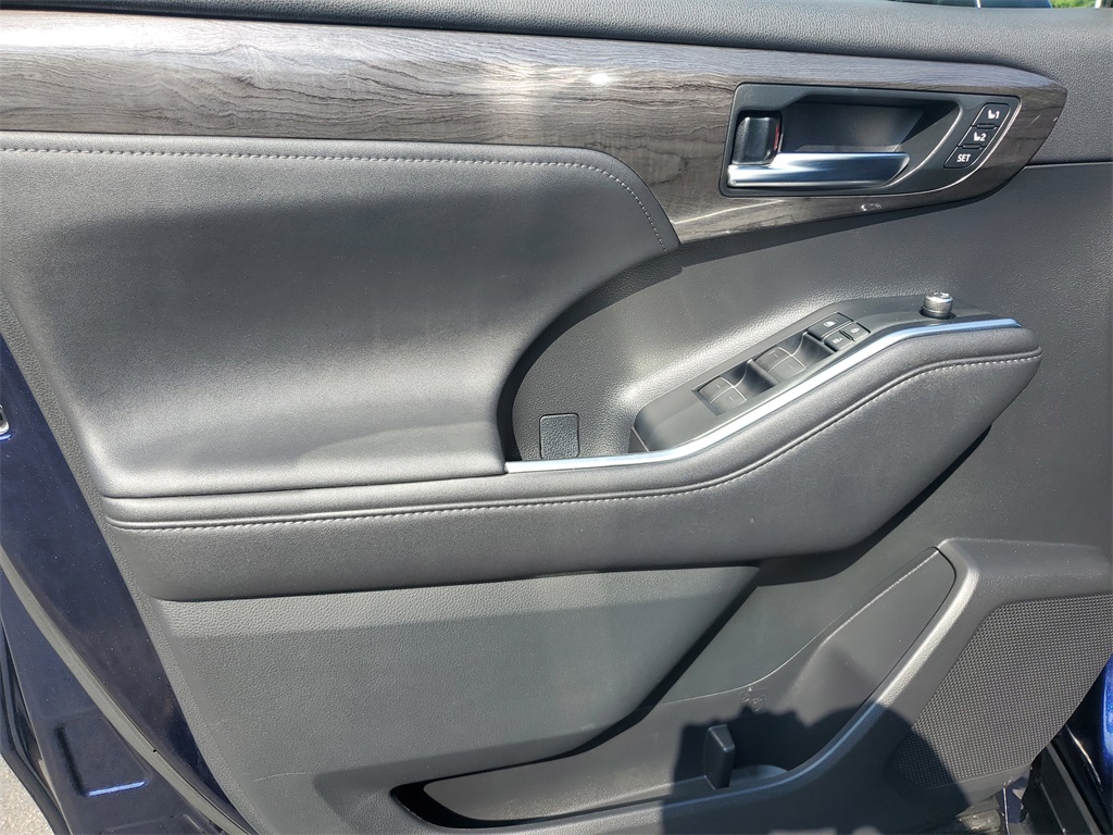 used 2020 Toyota Highlander car, priced at $31,998