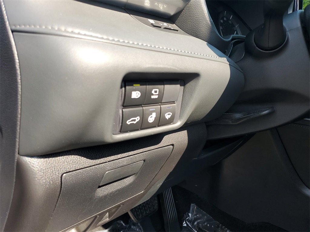 used 2020 Toyota Highlander car, priced at $31,998