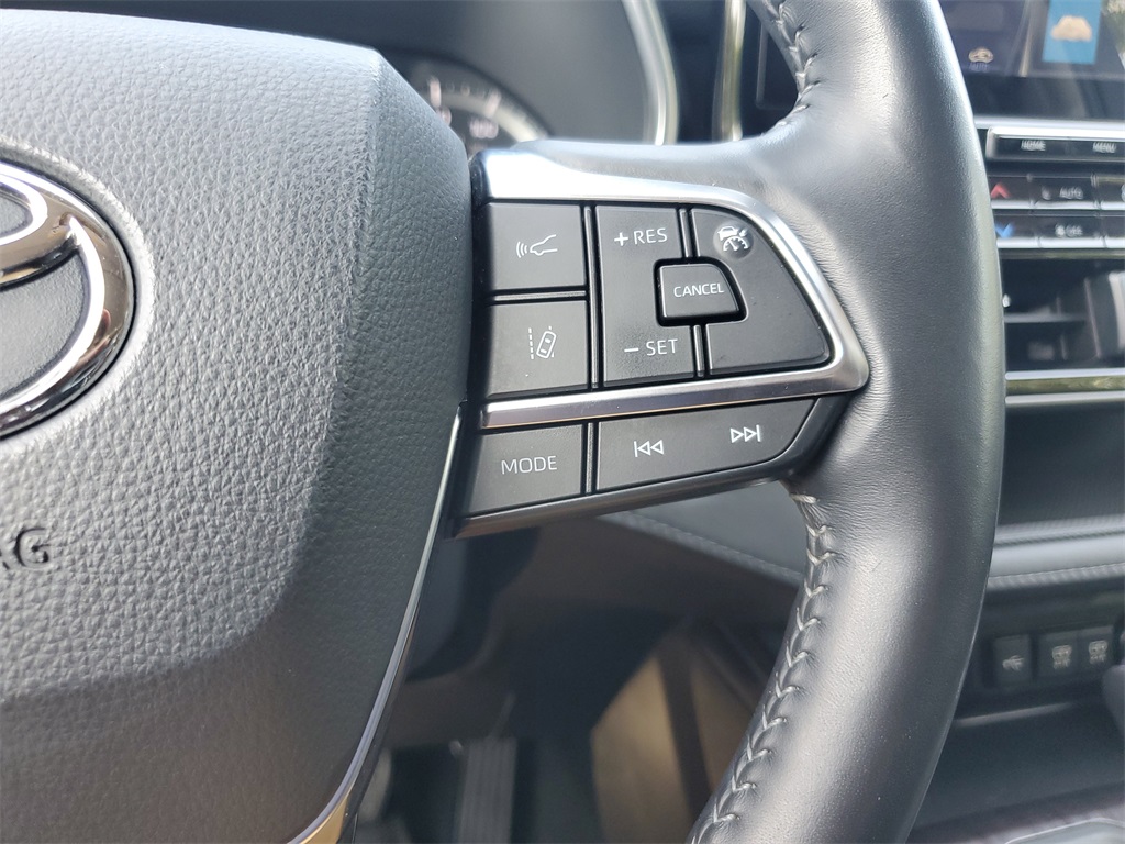 used 2020 Toyota Highlander car, priced at $31,998