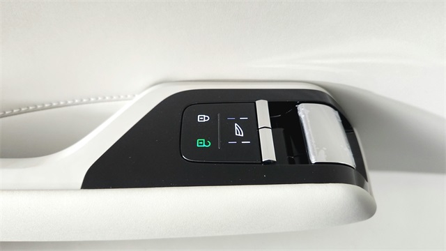 new 2025 Volvo EX90 car, priced at $85,395