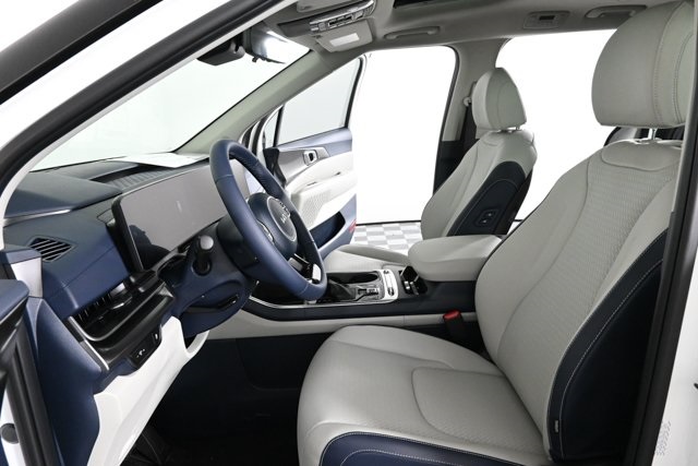 new 2025 Kia Carnival car, priced at $50,671