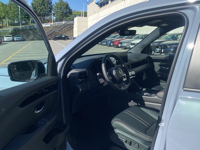 new 2025 Honda Pilot car, priced at $47,718