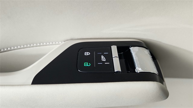 new 2025 Volvo EX90 car, priced at $86,290