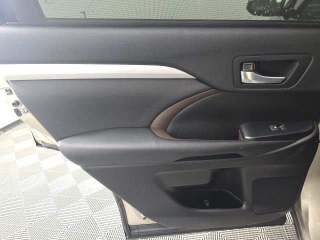 used 2016 Toyota Highlander car, priced at $14,922