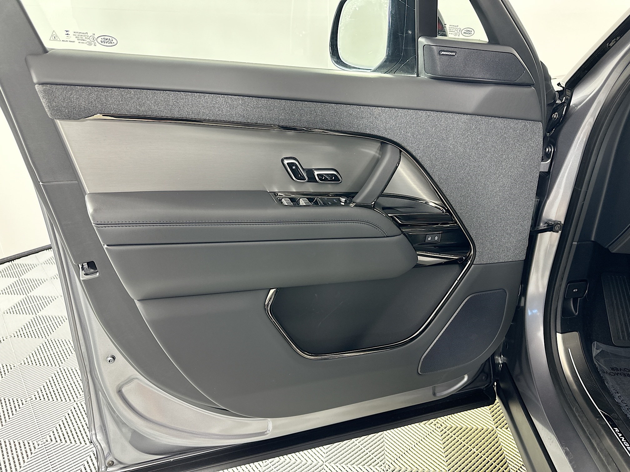 new 2025 Land Rover Range Rover Sport car, priced at $88,590
