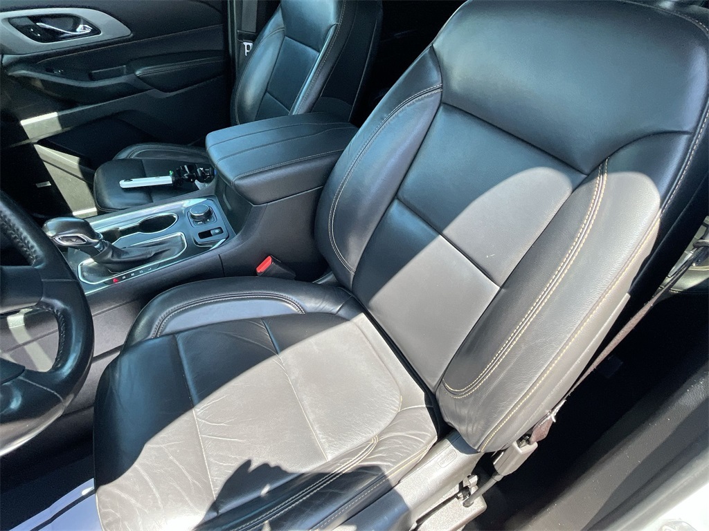 used 2021 Chevrolet Traverse car, priced at $25,100