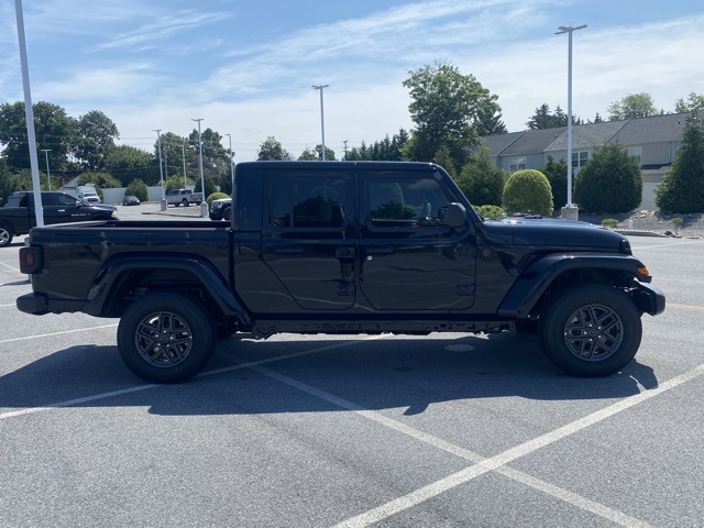 new 2025 Jeep Gladiator car, priced at $38,649
