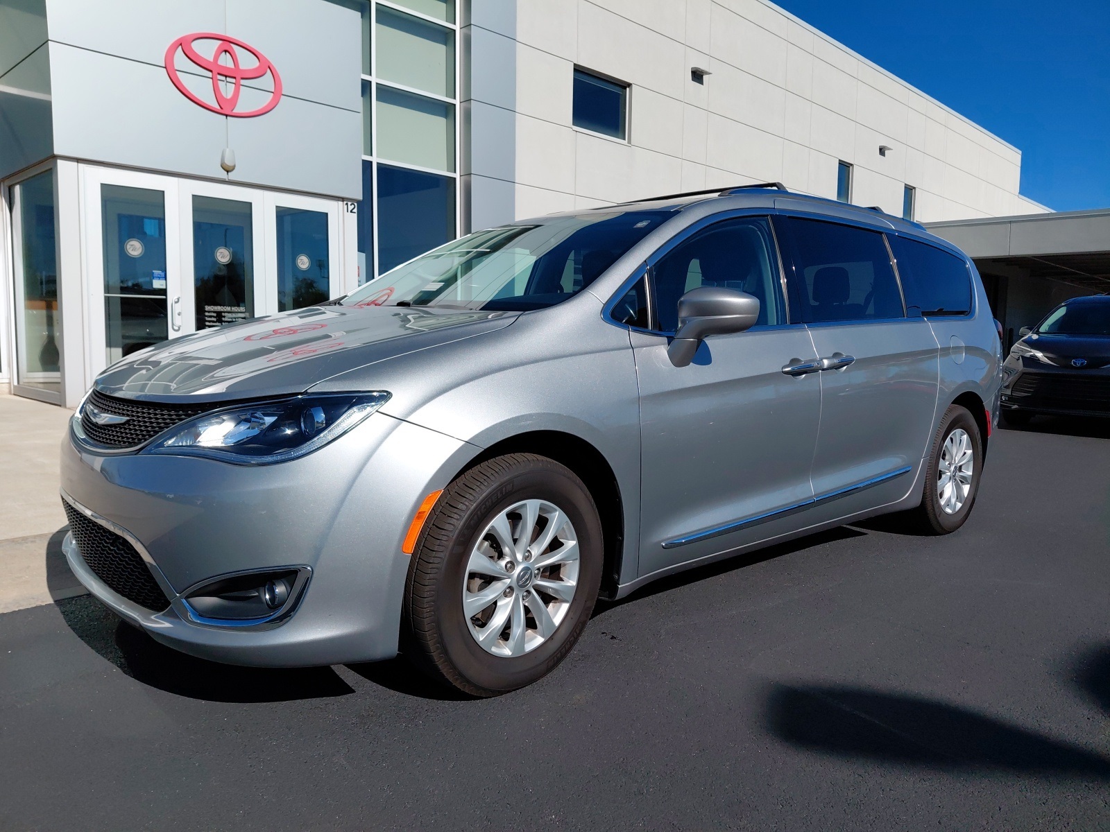 used 2018 Chrysler Pacifica car, priced at $16,789