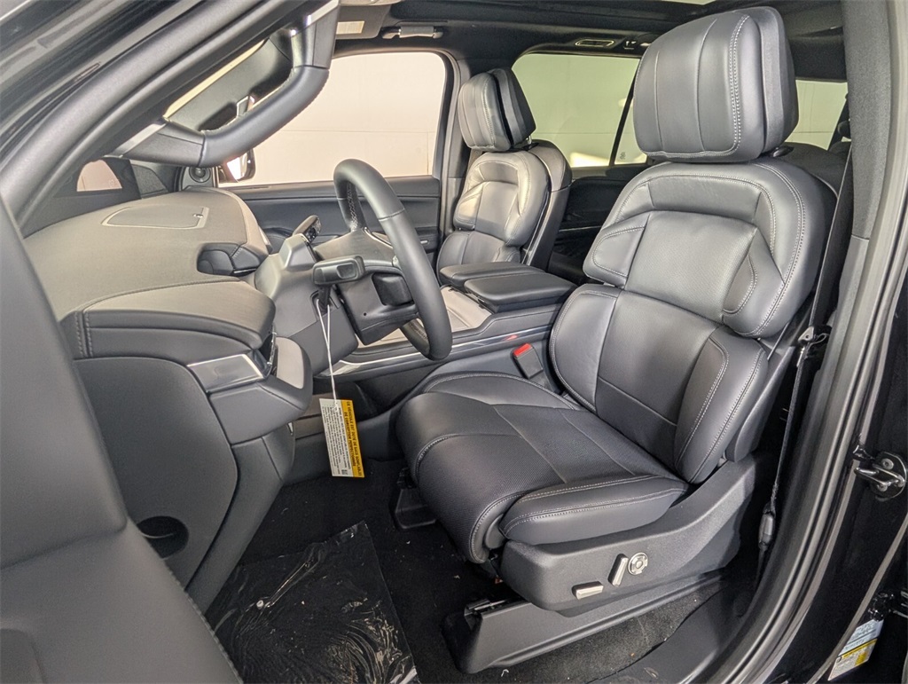 new 2025 Lincoln Navigator car, priced at $105,803