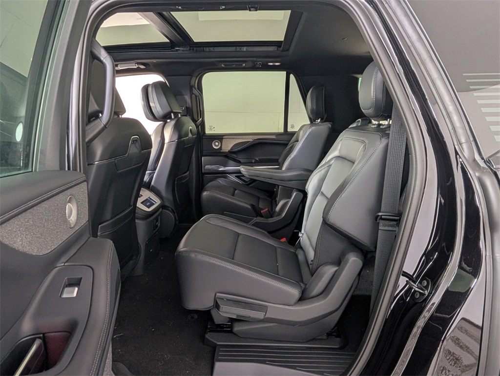 new 2025 Lincoln Navigator car, priced at $105,803
