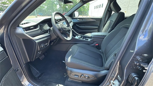 new 2025 Jeep Grand Cherokee car, priced at $42,179