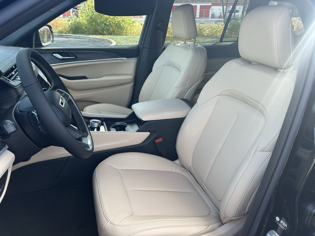 new 2025 Jeep Grand Cherokee car, priced at $50,485