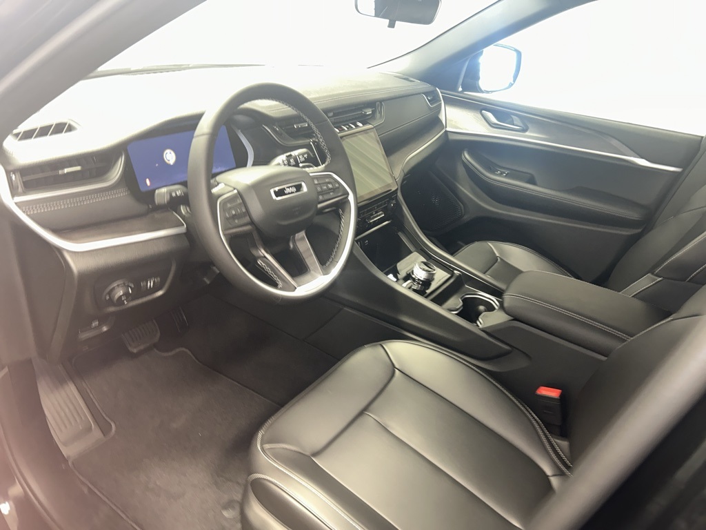 new 2025 Jeep Grand Cherokee car, priced at $43,249