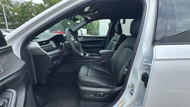 new 2025 Jeep Grand Cherokee car, priced at $45,381