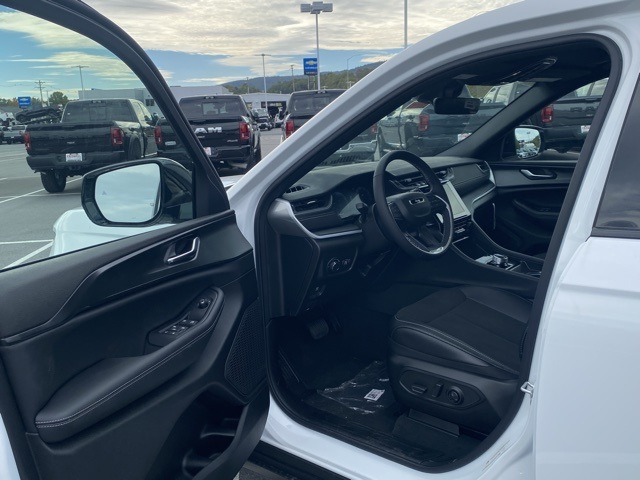 new 2025 Jeep Grand Cherokee L car, priced at $39,908