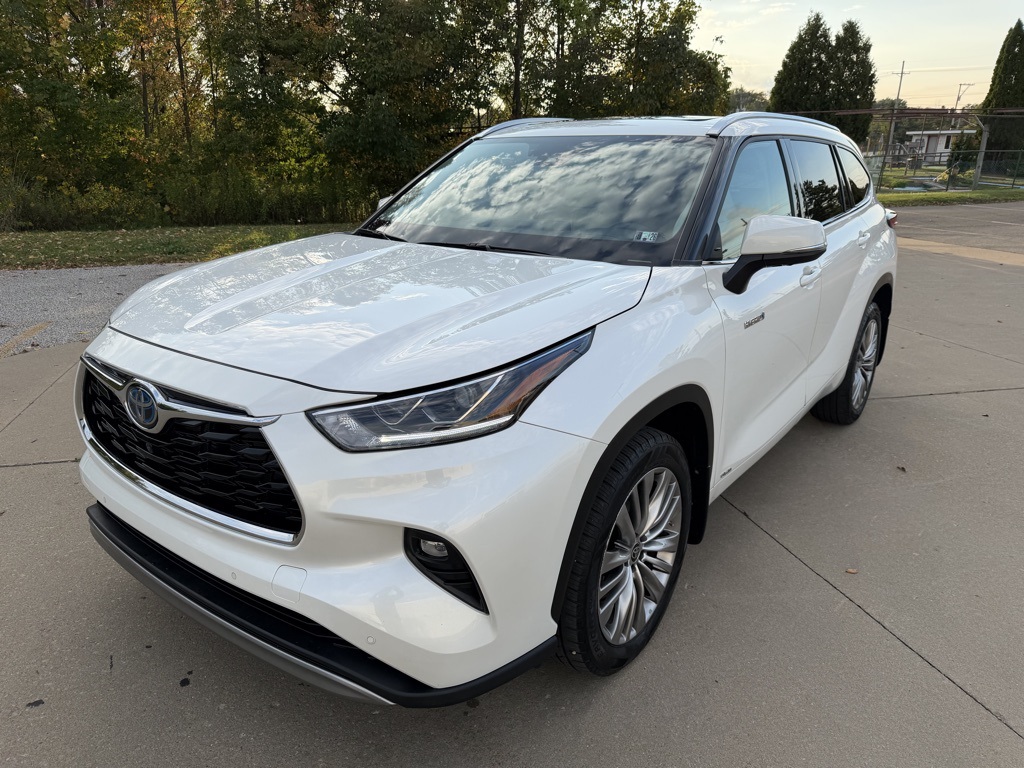 used 2021 Toyota Highlander Hybrid car, priced at $40,903