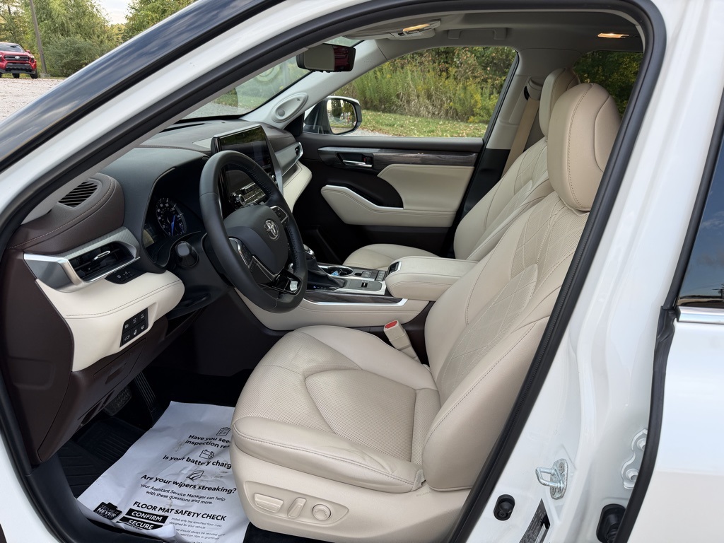 used 2021 Toyota Highlander Hybrid car, priced at $40,903