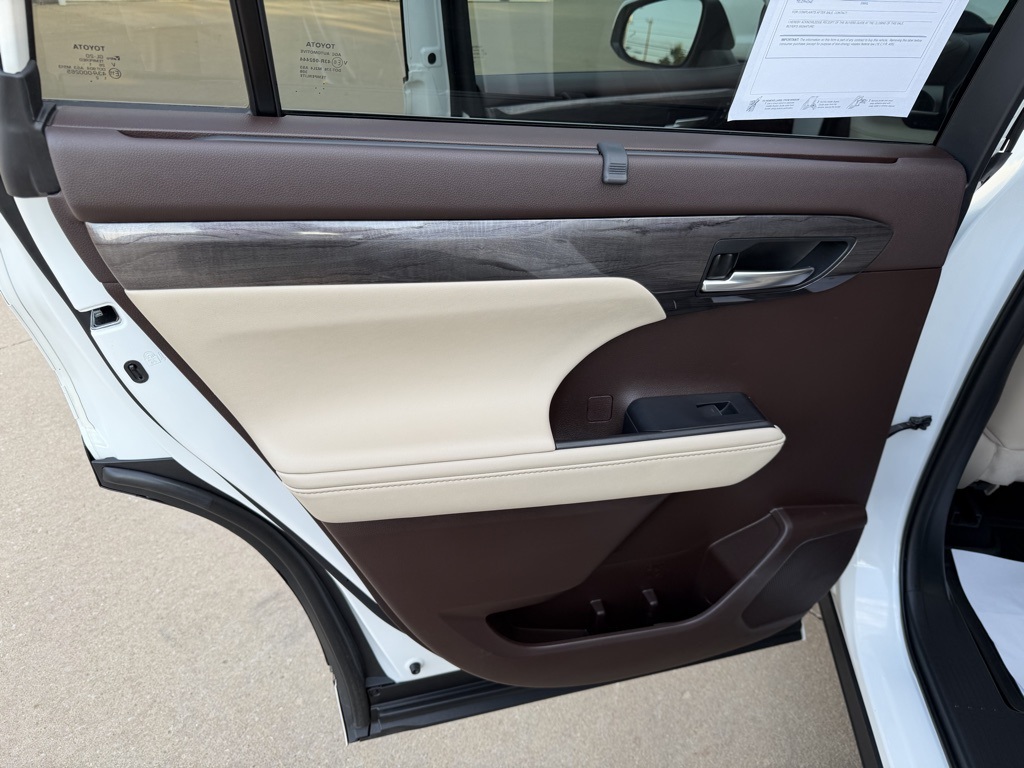used 2021 Toyota Highlander Hybrid car, priced at $40,903