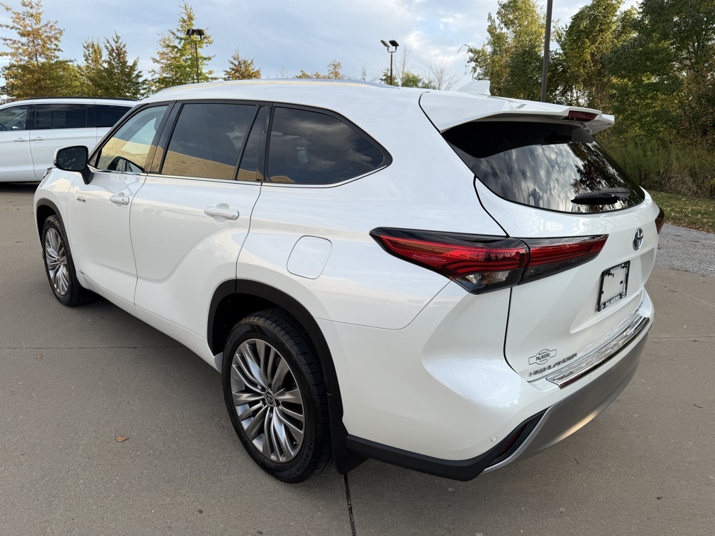 used 2021 Toyota Highlander Hybrid car, priced at $40,903