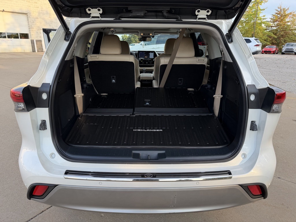 used 2021 Toyota Highlander Hybrid car, priced at $40,903