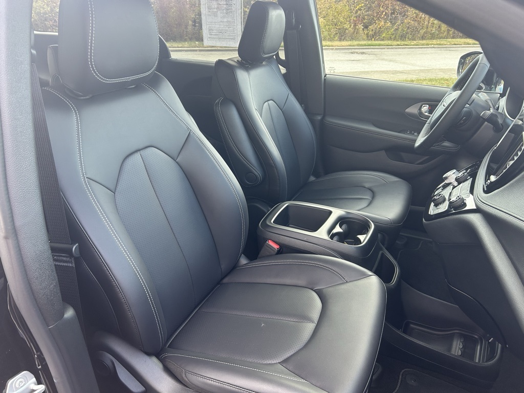 used 2025 Chrysler Pacifica car, priced at $41,000