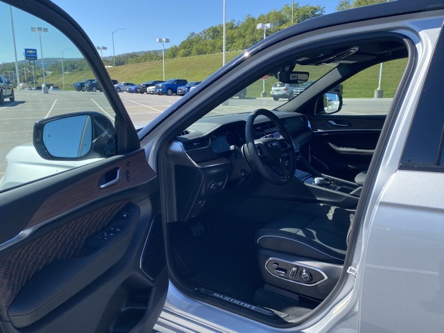 new 2025 Jeep Grand Cherokee car, priced at $52,998