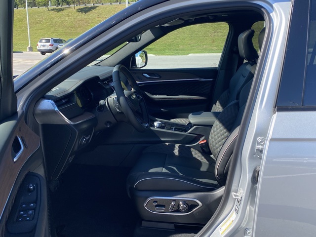 new 2025 Jeep Grand Cherokee car, priced at $52,998