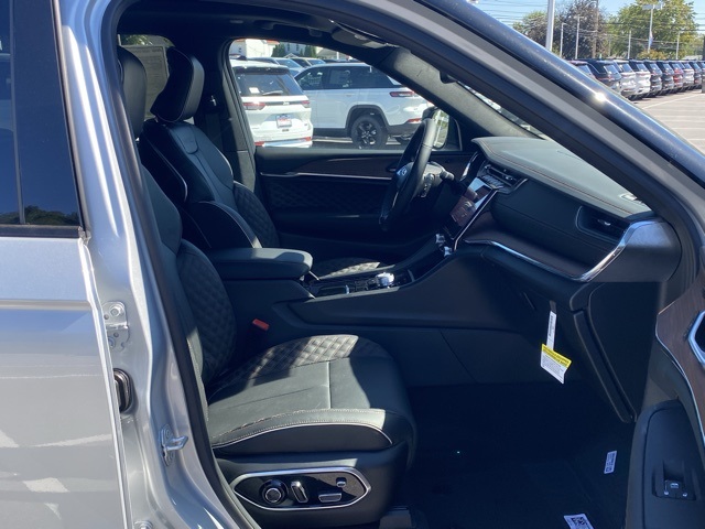 new 2025 Jeep Grand Cherokee car, priced at $52,998