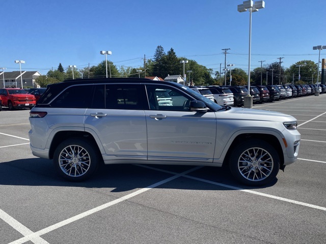 new 2025 Jeep Grand Cherokee car, priced at $52,998