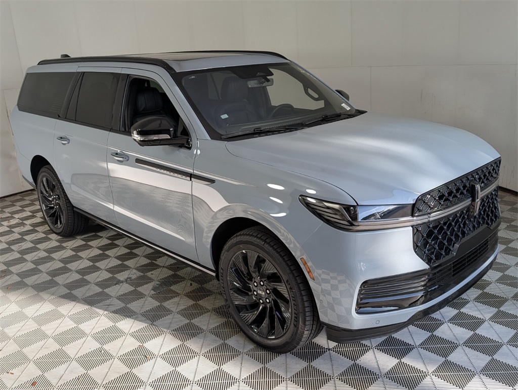 new 2025 Lincoln Navigator car, priced at $109,300