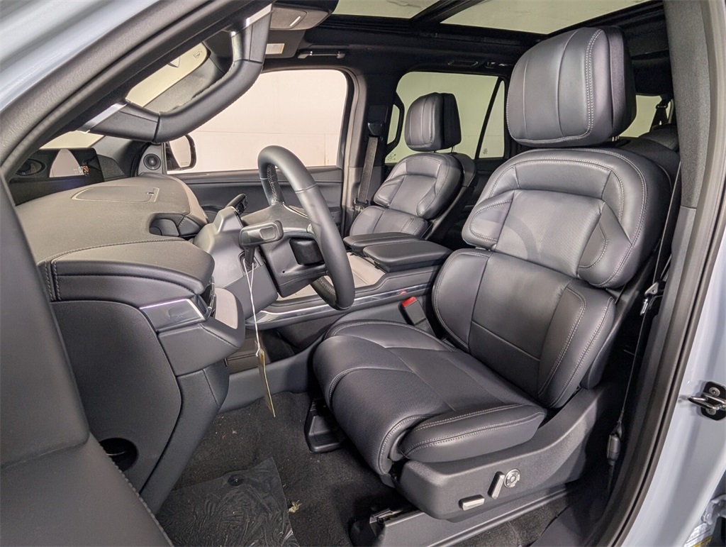 new 2025 Lincoln Navigator car, priced at $109,300
