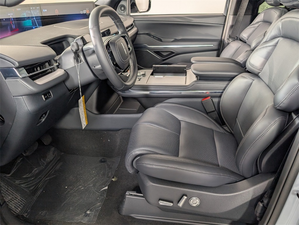 new 2025 Lincoln Navigator car, priced at $109,300