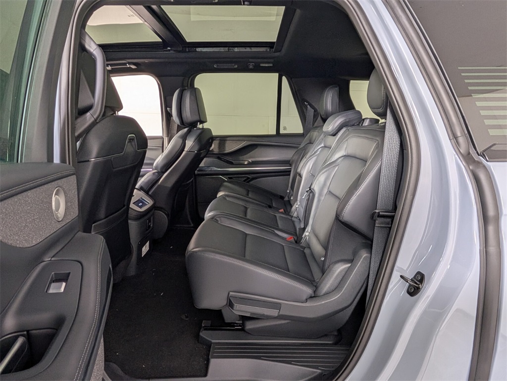 new 2025 Lincoln Navigator car, priced at $109,300