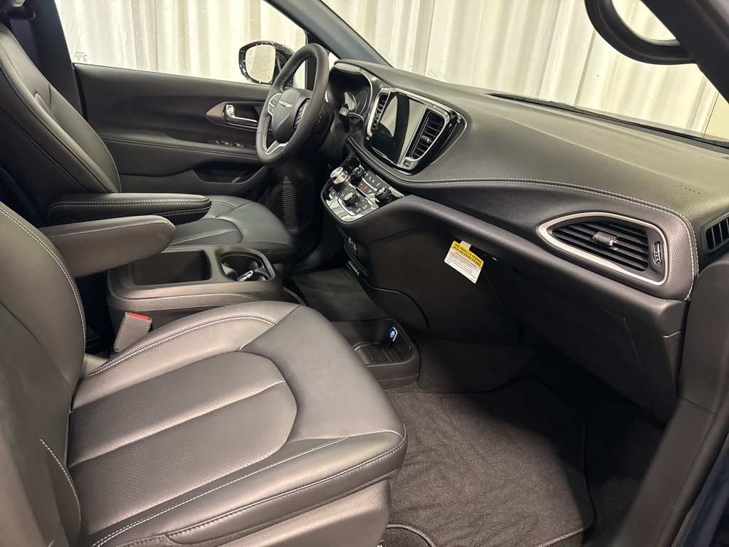 new 2025 Chrysler Pacifica car, priced at $42,383