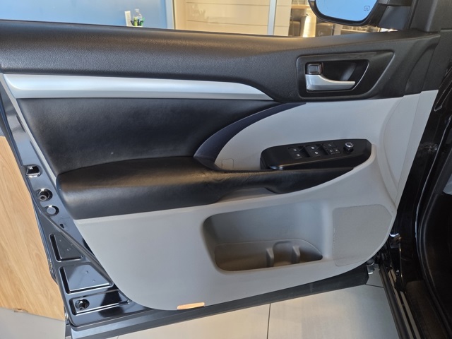 used 2013 Toyota Highlander car, priced at $11,977