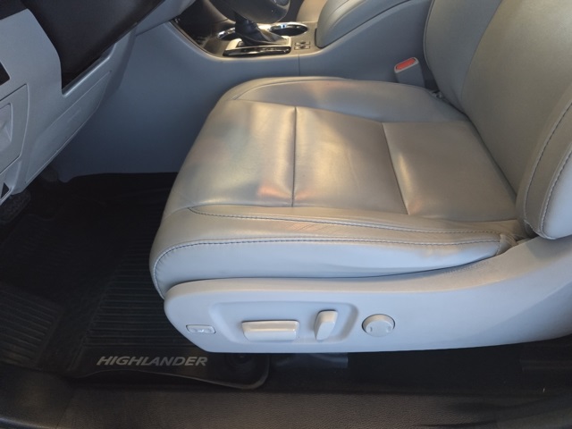 used 2013 Toyota Highlander car, priced at $11,977