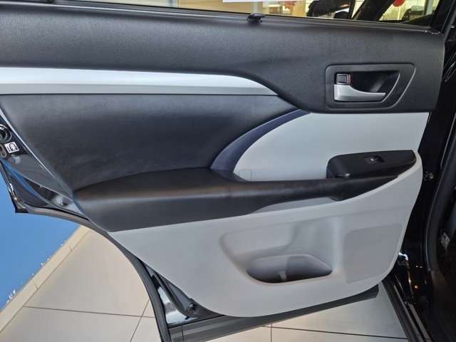 used 2013 Toyota Highlander car, priced at $11,977