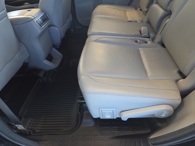 used 2013 Toyota Highlander car, priced at $11,977