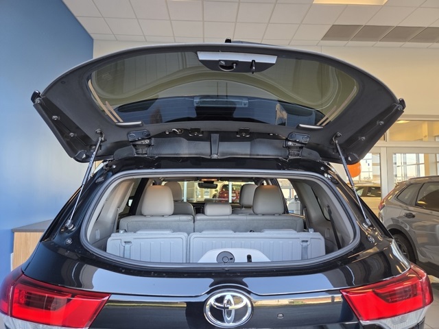 used 2013 Toyota Highlander car, priced at $11,977