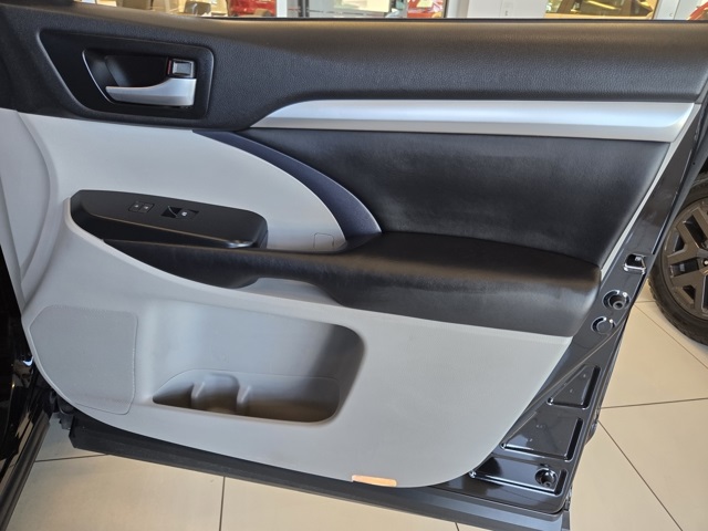 used 2013 Toyota Highlander car, priced at $11,977