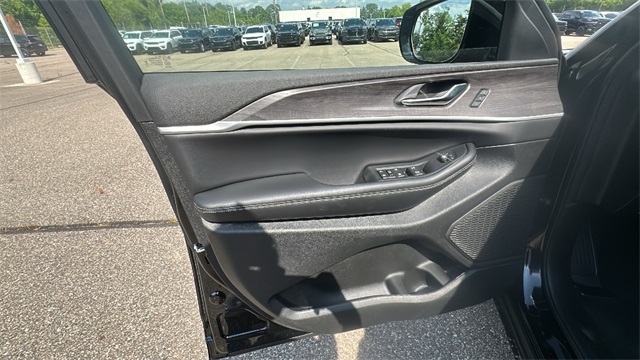 new 2025 Jeep Grand Cherokee car, priced at $45,025