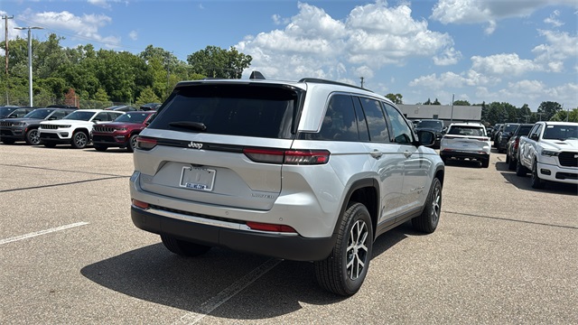 new 2025 Jeep Grand Cherokee car, priced at $45,912