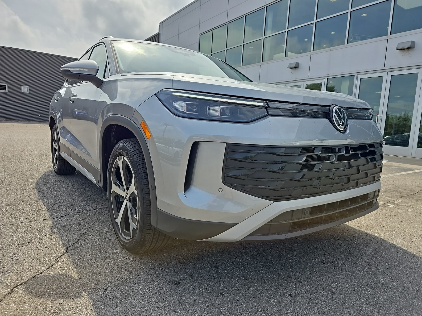 new 2025 Volkswagen Tiguan car, priced at $35,752